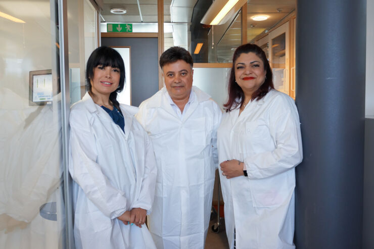 Photo of the three researchers who work with developing the new contact lens.