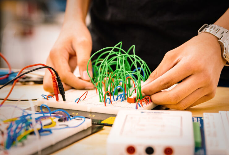 Färgade kablar på kopplingsdäck för elektronikprojekt