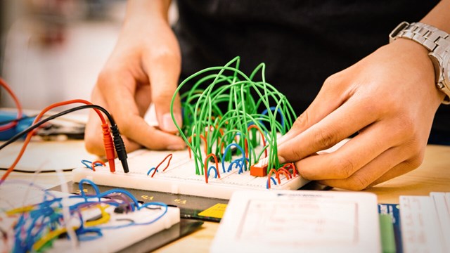 Färgade kablar på kopplingsdäck för elektronikprojekt
