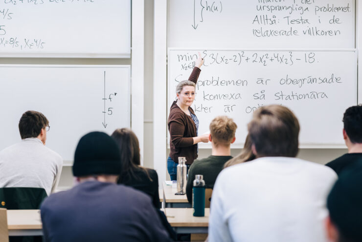 Matematikprofessor visar tal på en tavla