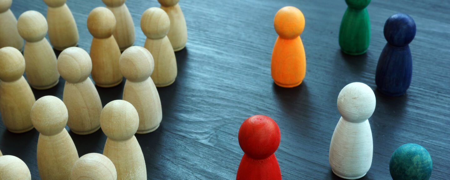 Figurer i trä och i olika färger