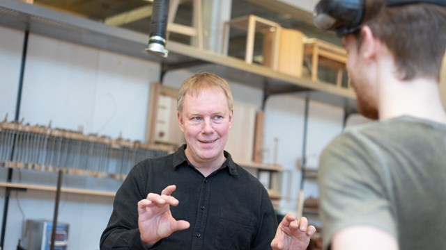 Leif Burman, snickarmästare och universitetslektor i möbelsnickeri på Malmstens Linköpings universitet.