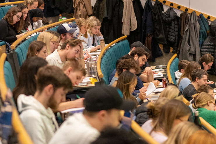 En föreläsningssal med studenter och lärare