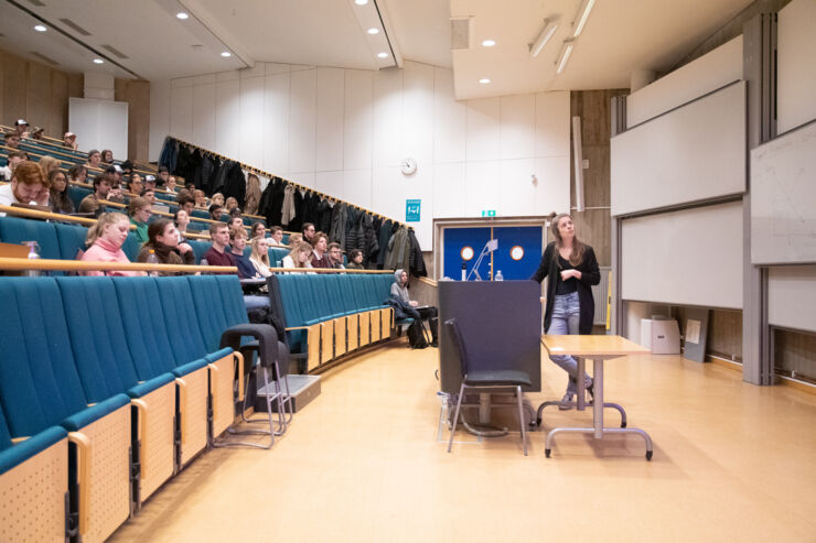 En föreläsningssal med studenter och lärare