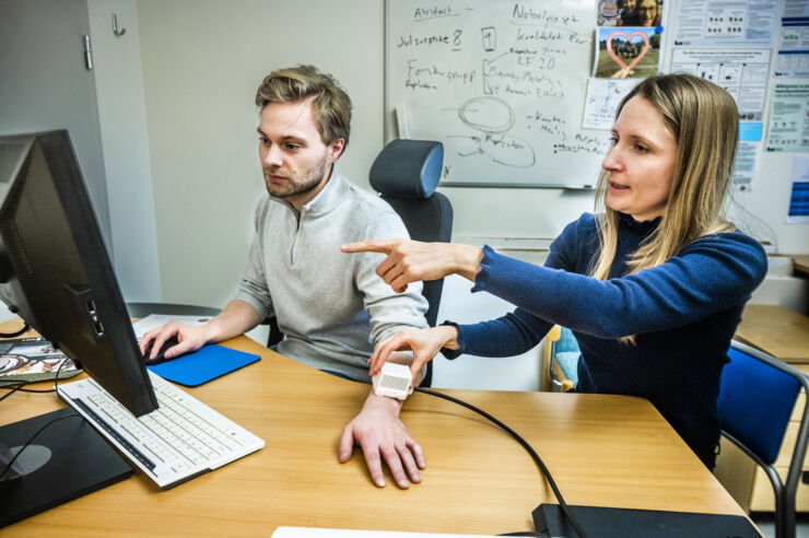 David Stenvall och Lina Koppel visar hur ett vetenskapligt experiment kan gå till.