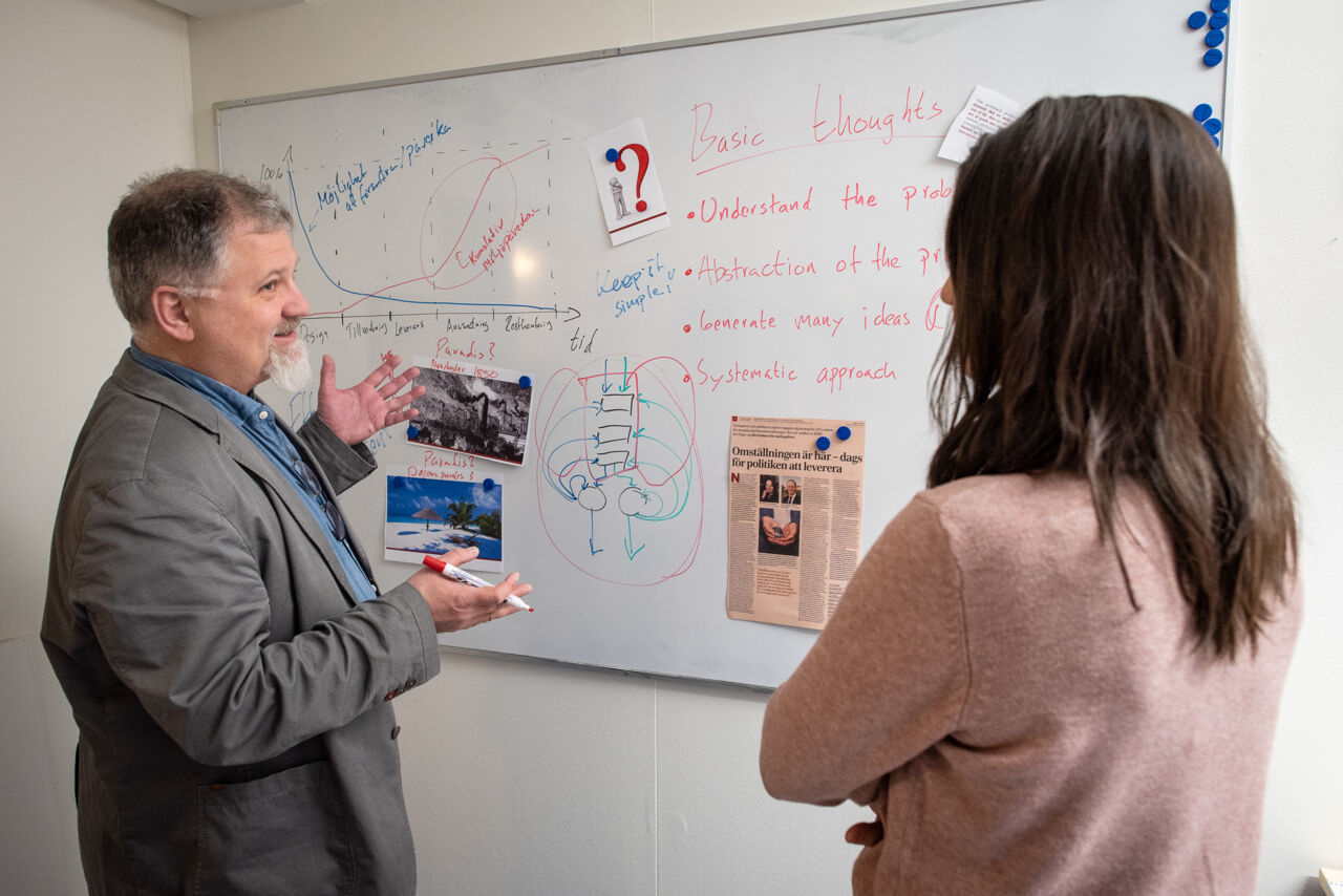 Mattias Lindahl vid whiteboard.