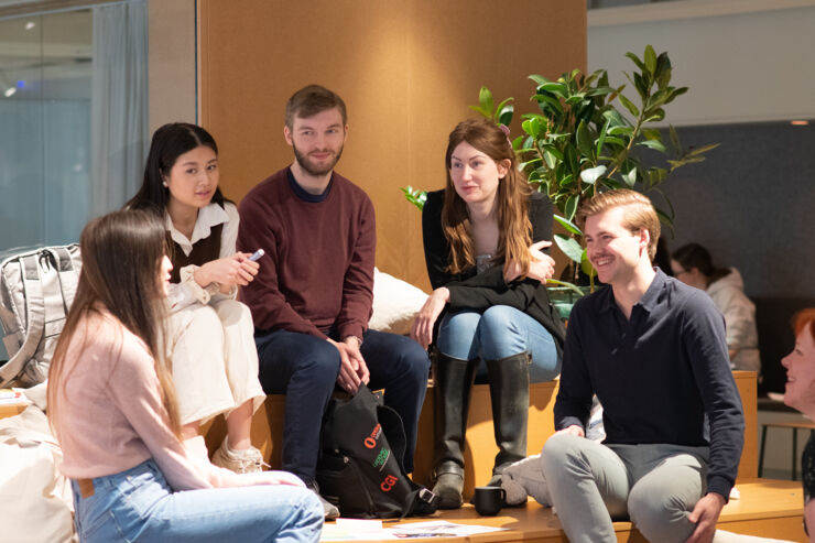 A grupp studenter sitter och jobbar tillsammans