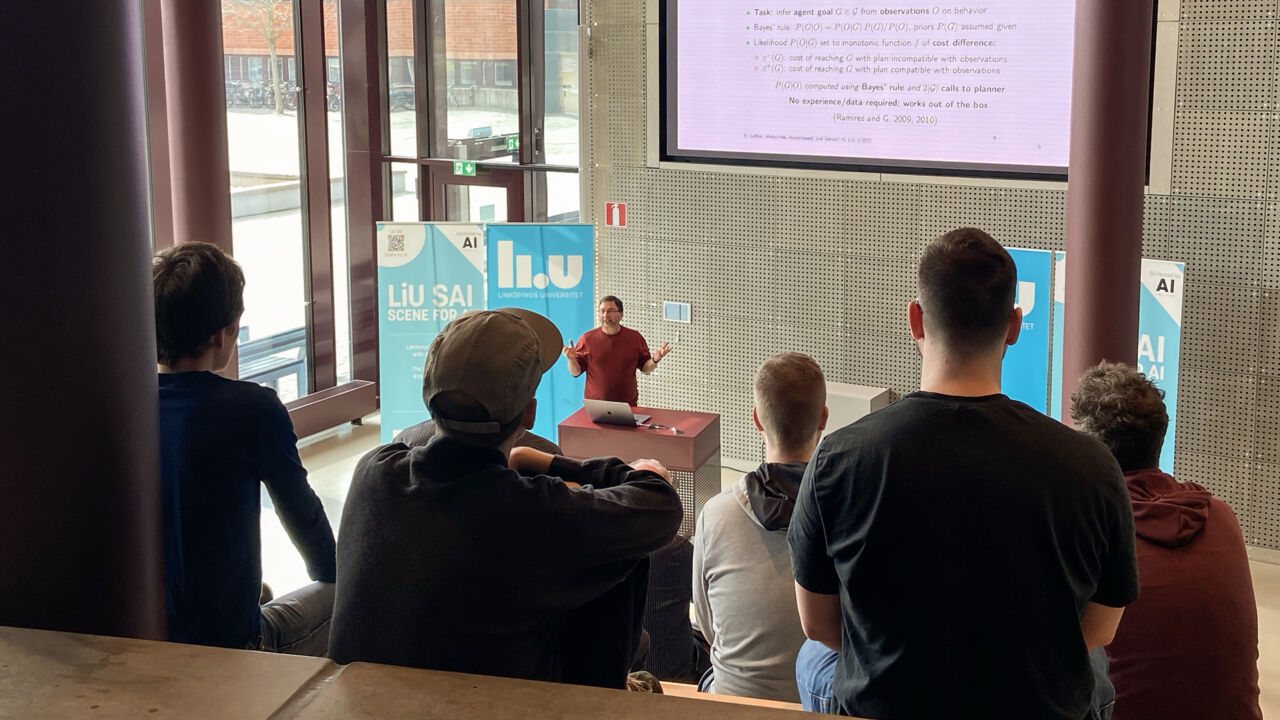 Hector föreläsare framför en publik