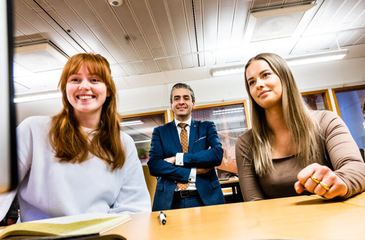 Två studenter på kandidatprogrammet i innovativ programmering visar ministern ett spel de utvecklat.