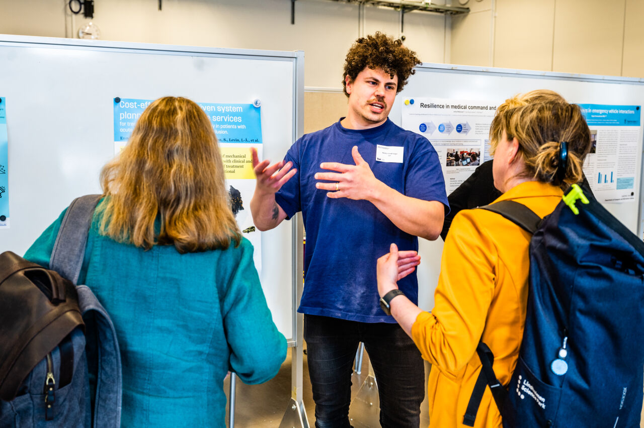 En man pratar med två kvinnor.