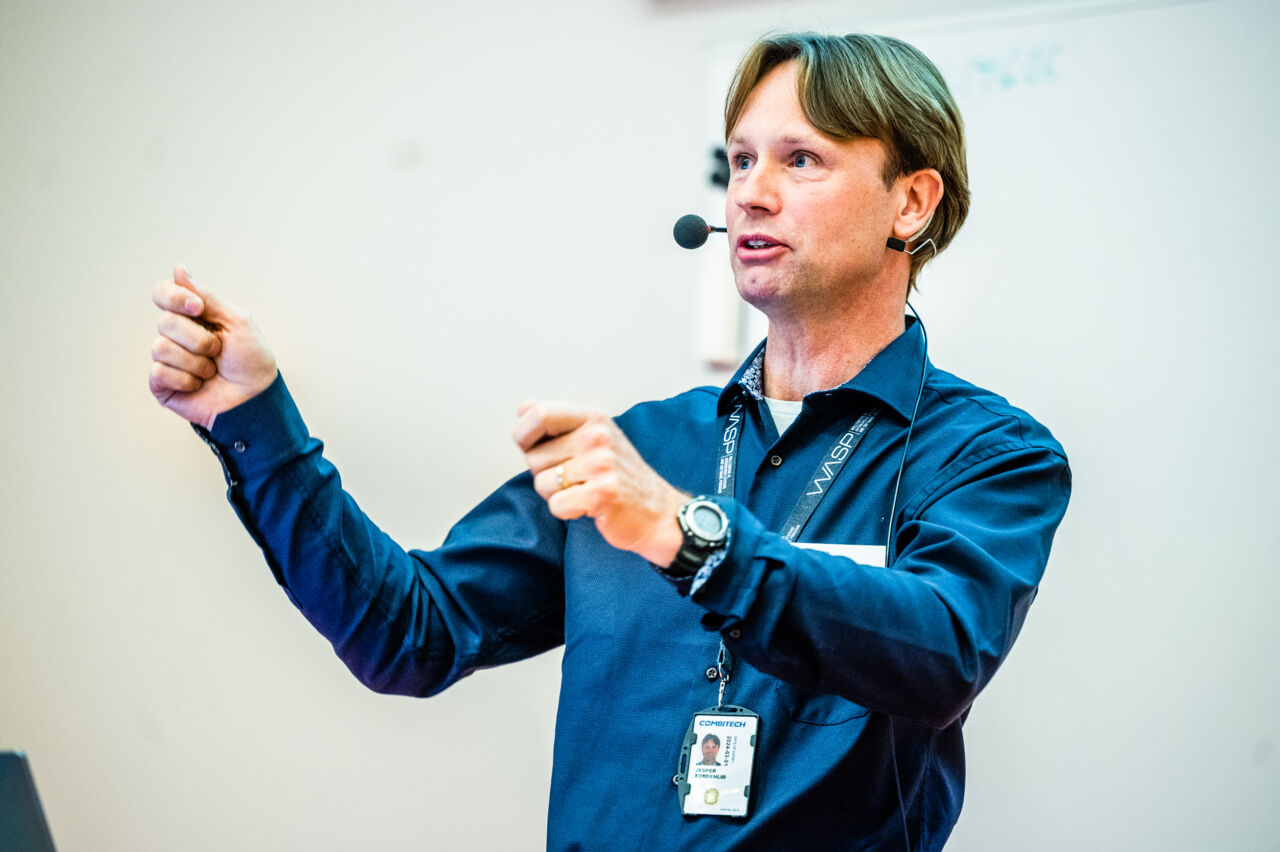 En föreläsare talar under konferensen.