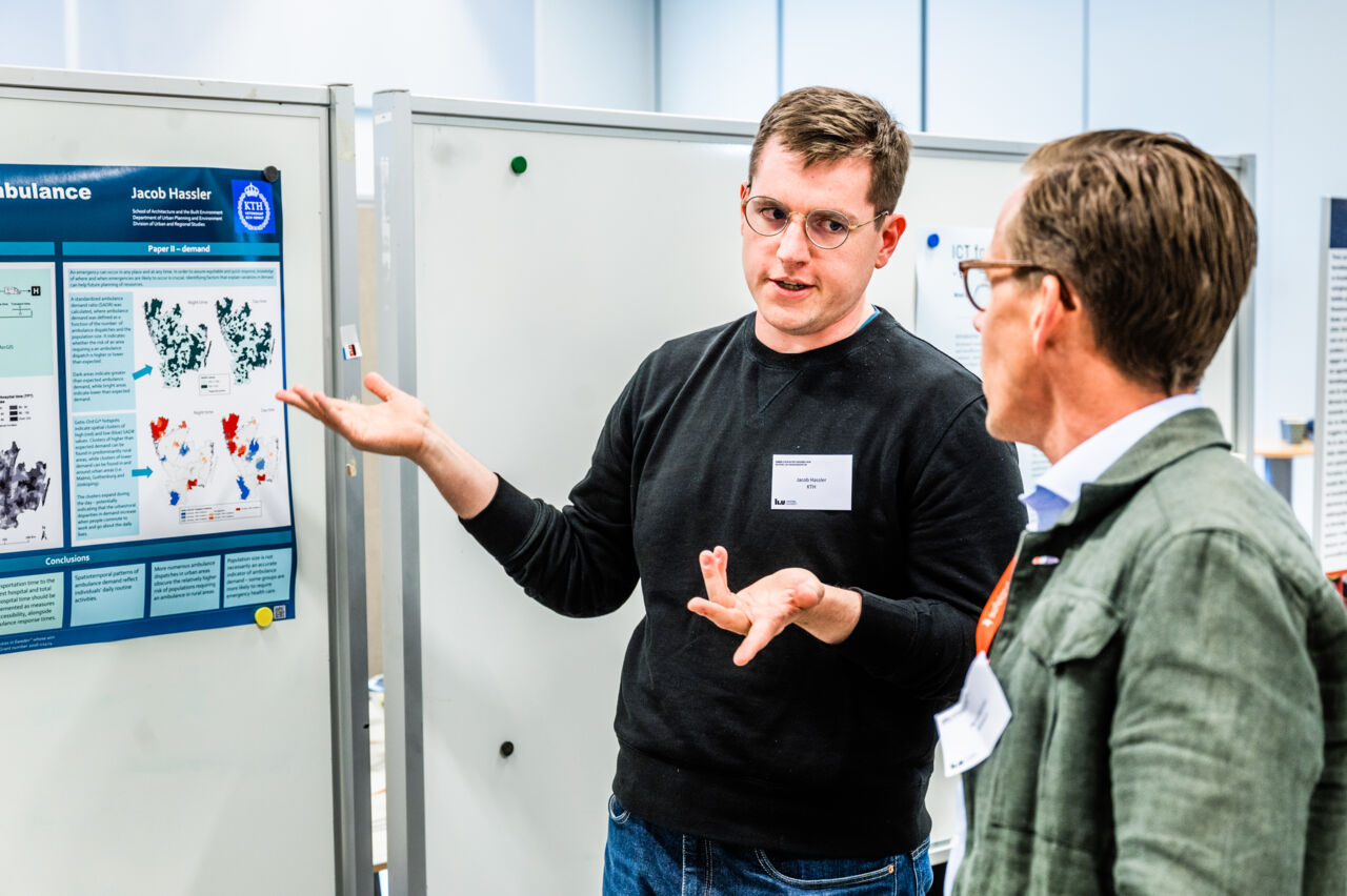 Två män talar med varandra.