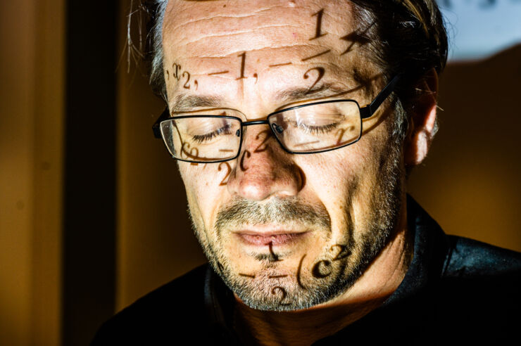 Porträtt av Michael Felsberg med stängda ögon och formler projicerade över ansiktet.