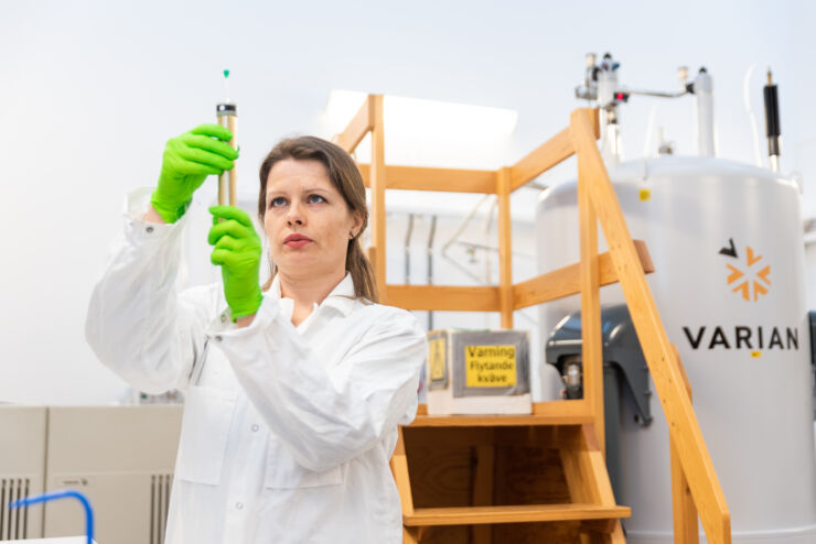 Alexandra Ahlner prepares an NMR-test.