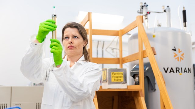 Alexandra Ahlner gör i ordning ett NMR-prov.