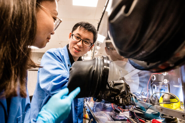 Xian’e Li and Qilun Zhang in the lab.