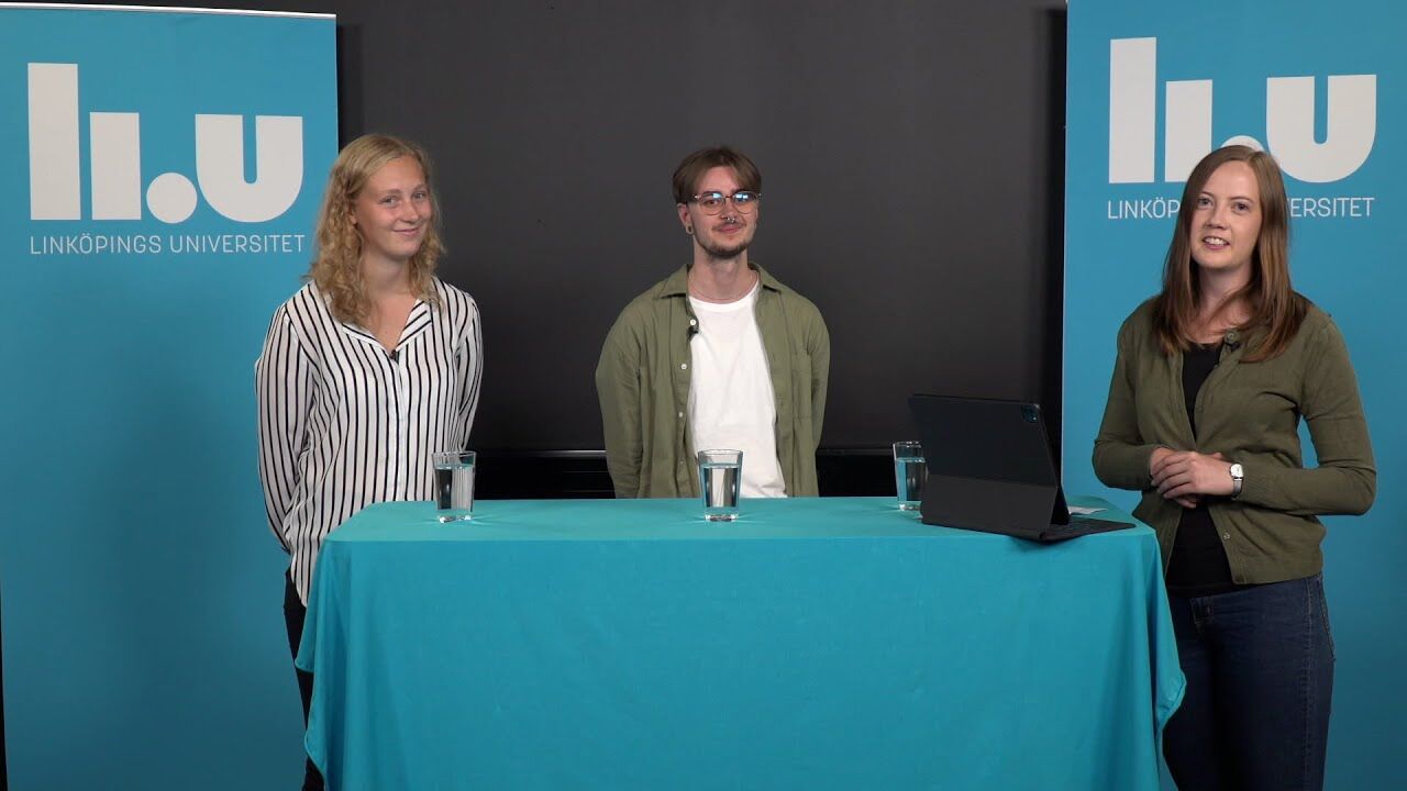 Tre studenter vid ett ståbord som deltar i ett webbinarium