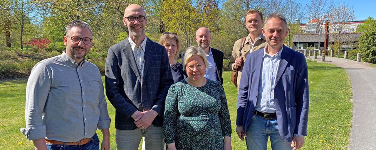 Temas prefekt Per Gyberg står tillsammans med flera politiker från centerpartiet i solen utanför Temahuset.