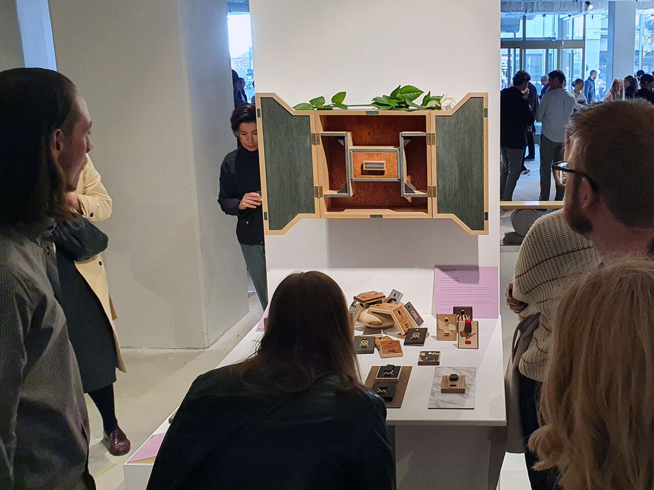 Besökare framför möbler på utställning