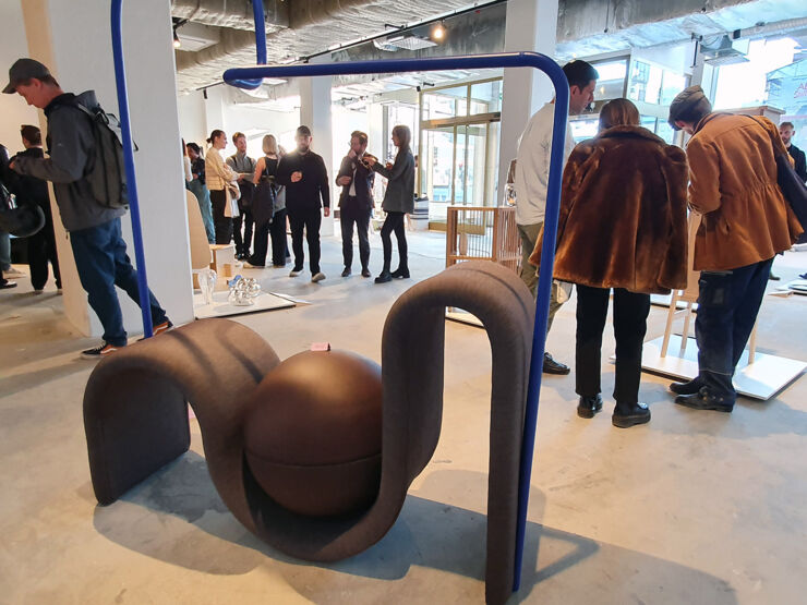 Futuristisk kurvig möbel i utställningslokal