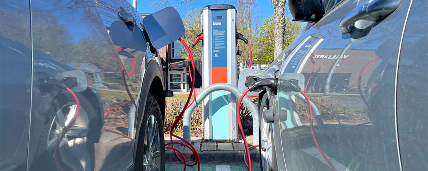 EV-cars that are charging at a charging post