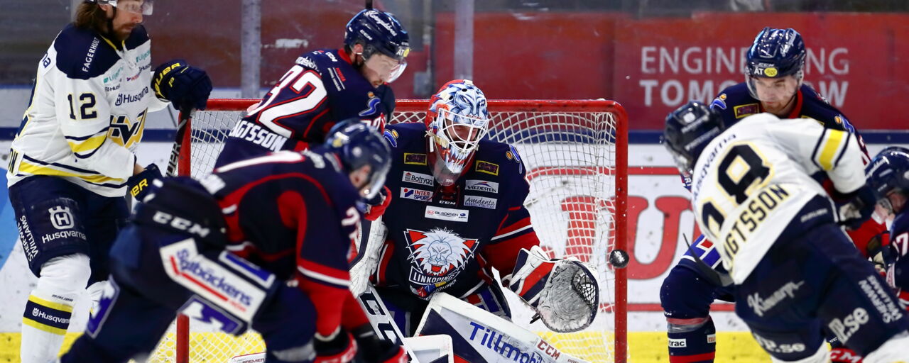 Tre LHC-spelare och två HV-spelare framför LHC;s mål och målvakt under en hockeymatch.