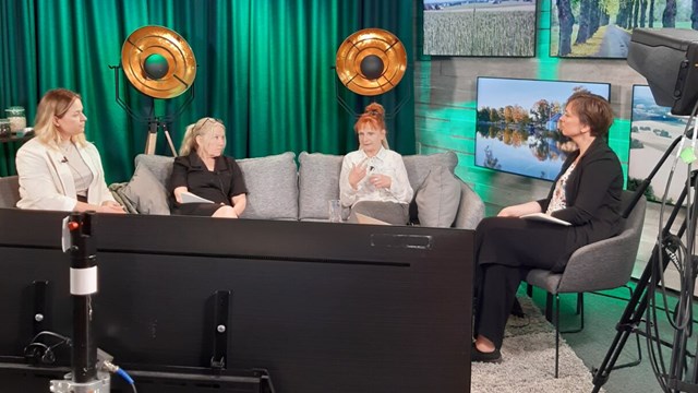Fyra kvinnor sitter i en soffa i en studio och diskuterar.