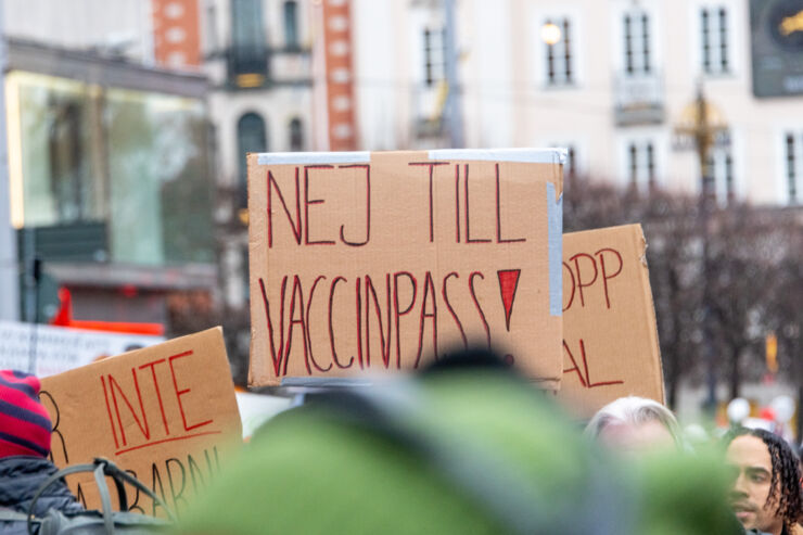 Bild från en demonstration mot vaccin och vaccinpass i under coronapandemin 2022.