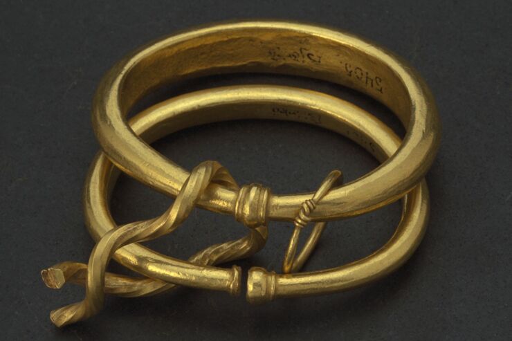 Bild på två guldringar från vikingatiden.