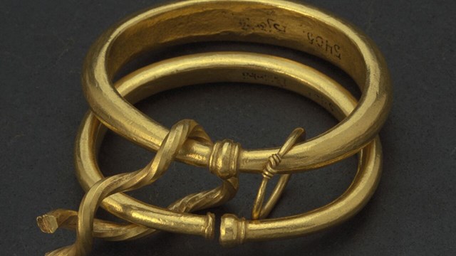 Bild på två guldringar från vikingatiden.