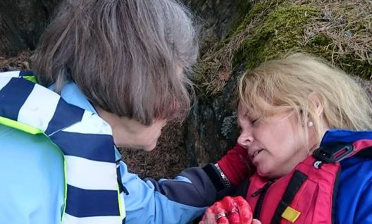 Kvinna hjälper skadad kvinna.