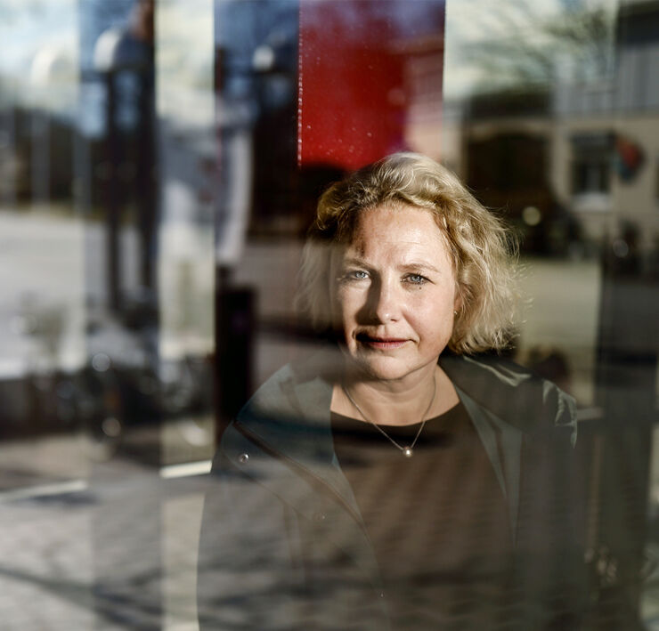 Foto på Sara Gustafsson, professor i industriell miljöteknik och miljömanagement