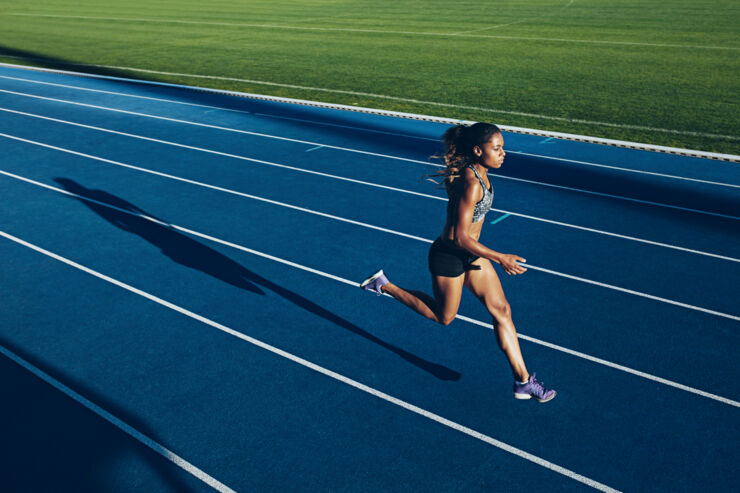 kvinnlig atlet springer på löpbana.