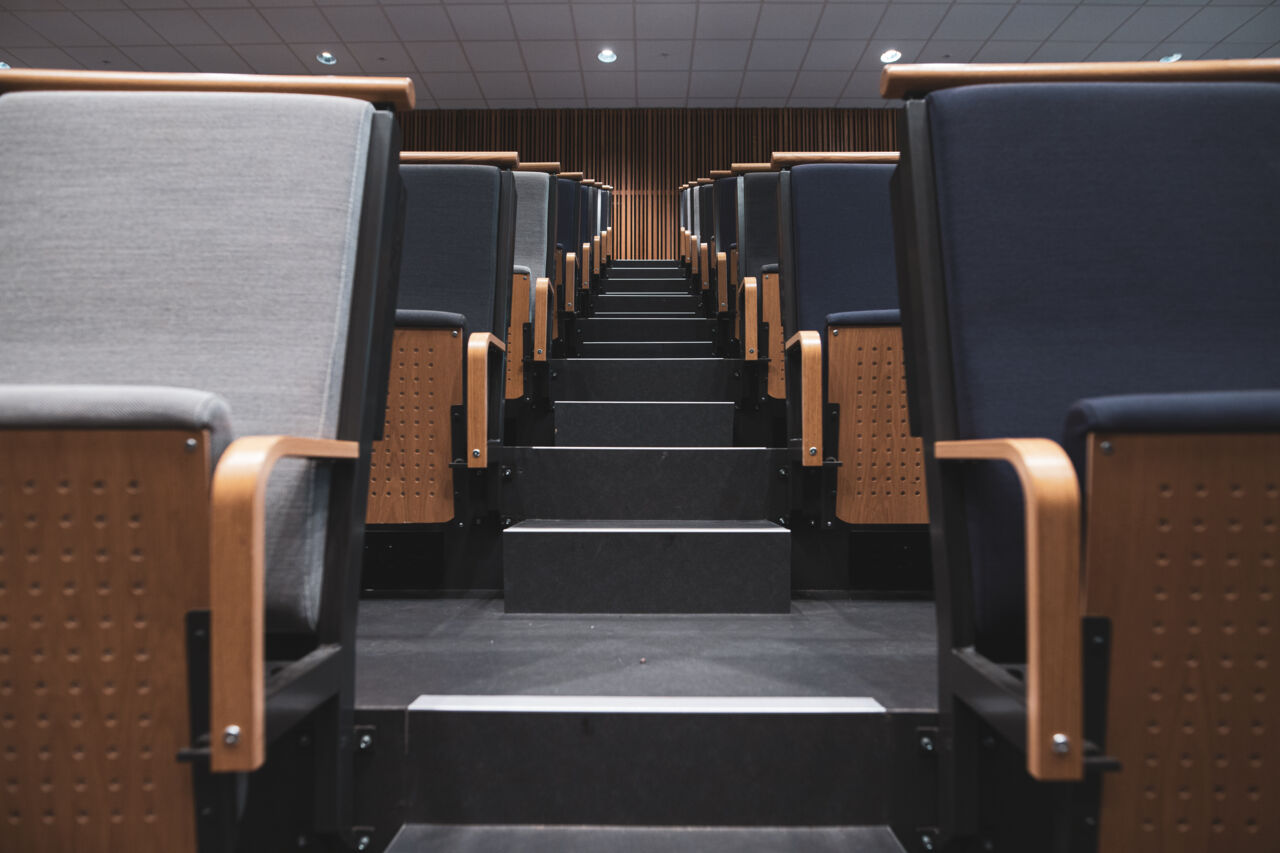 Stolsrader i en föreläsningssal.