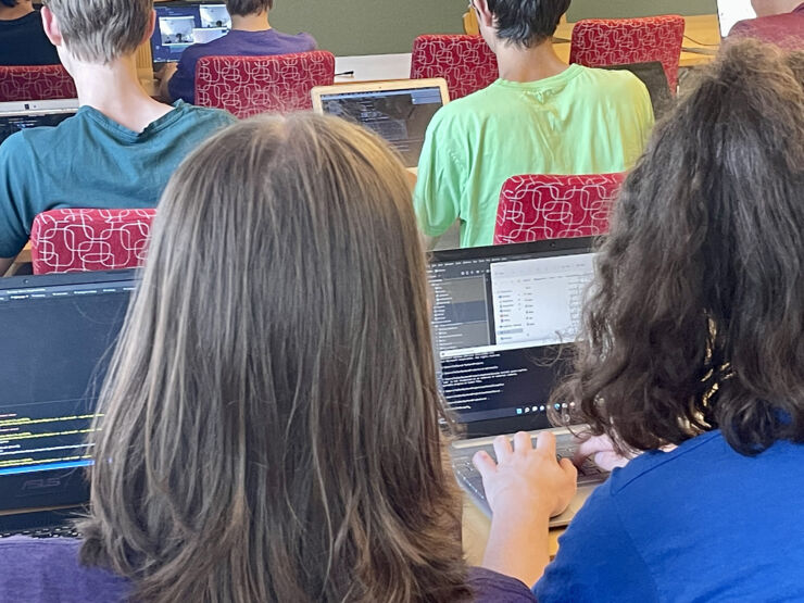 Barn och ungdomar framför datorer 