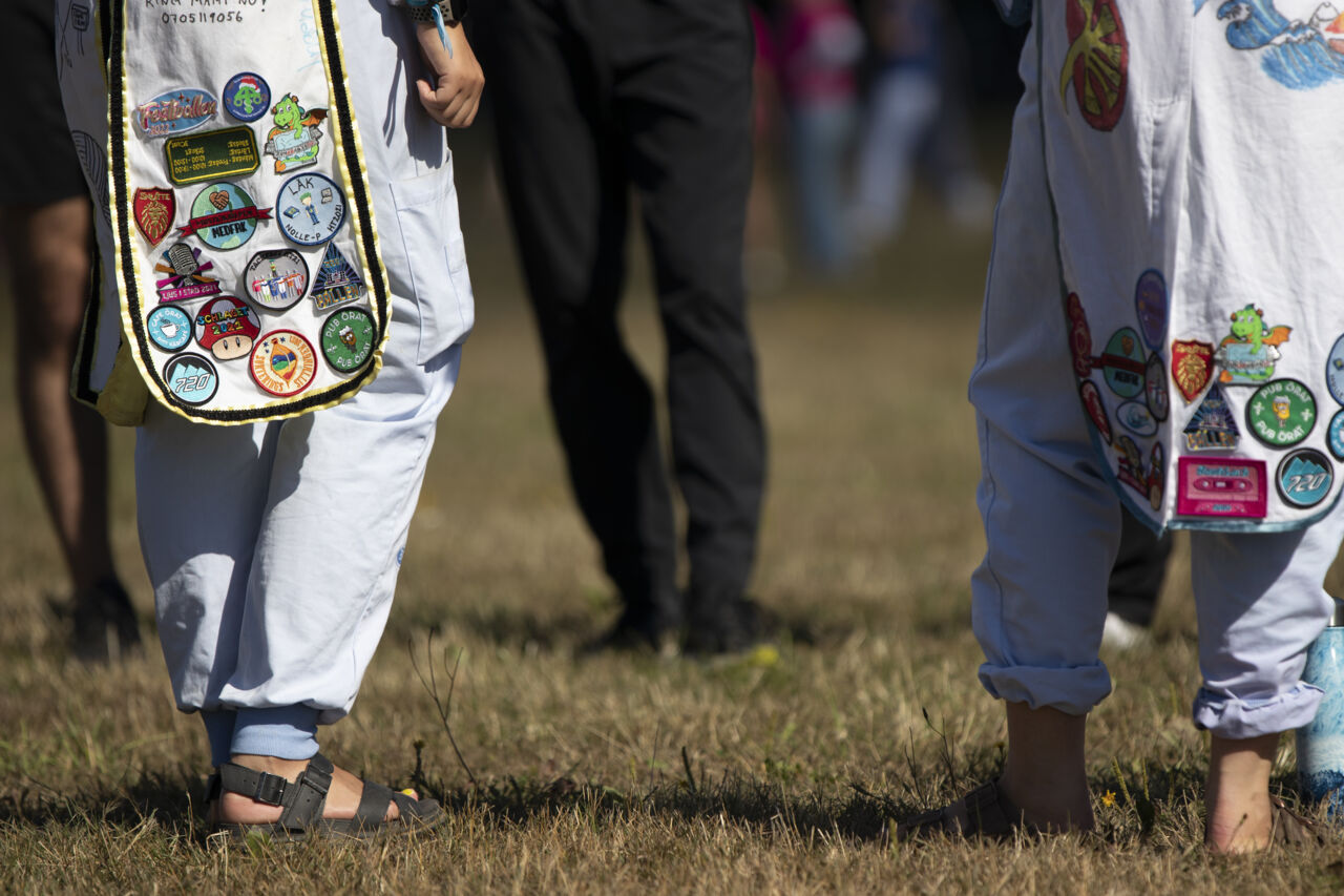 Studentoverall bestående av en läkarrock omsydd till frack