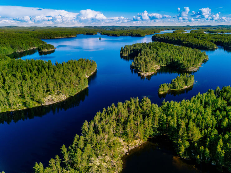 Sjö med många öar i, drönarbild.