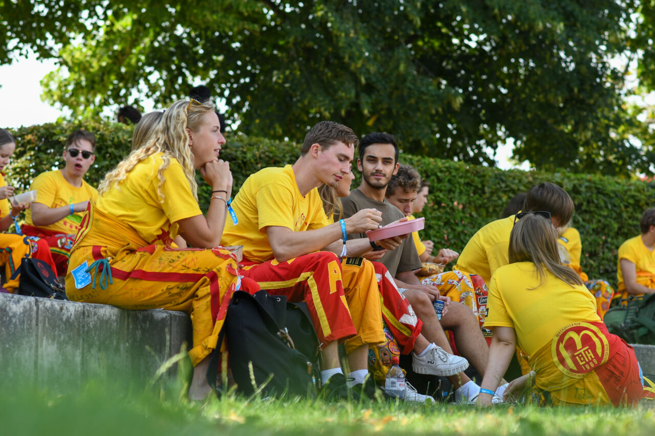 Bild på studenter som äter lunch.