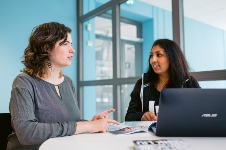 Student som får hjälp av en studievägledare på LiU