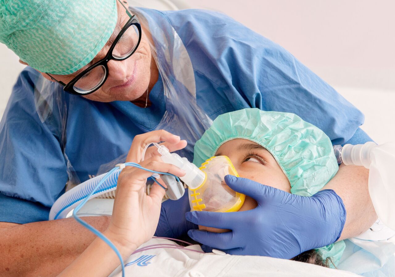 En sjuksköterska och ett barn.