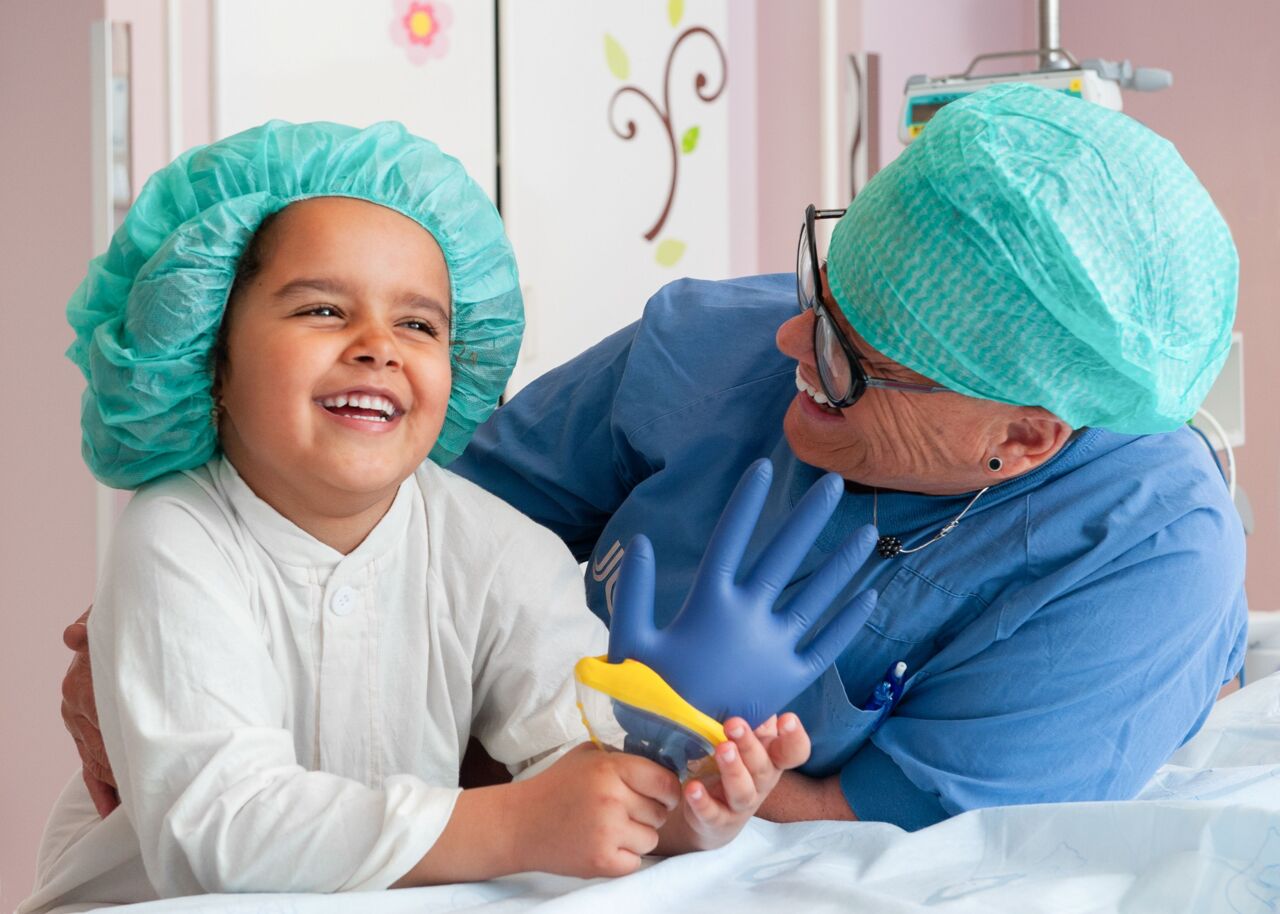 En sjuksköterska och ett barn.