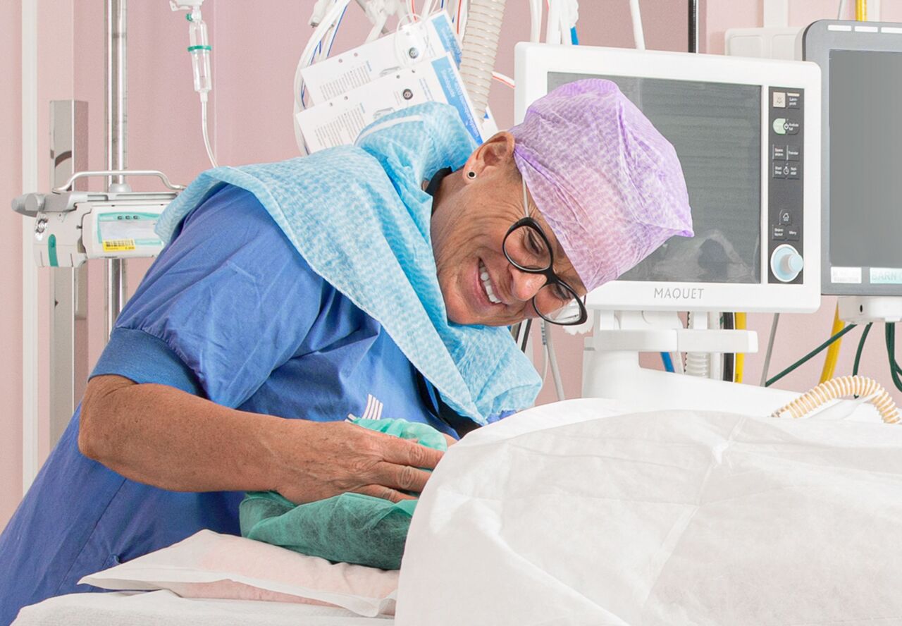 En sjuksköterska och ett barn.