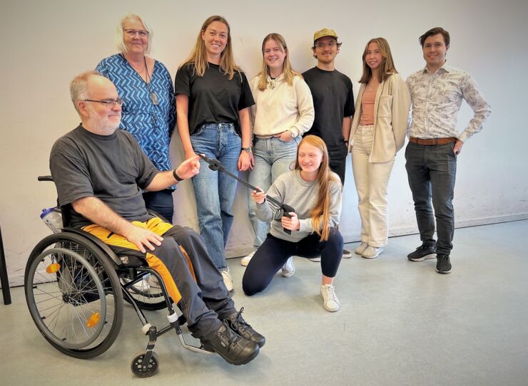 Claes Laurent och Susanna Ahlström från Funktionsrätt Östergötland tillsammans med studenterna Jacqueline L'Allemand, Tilde Sundin, Otto Hultman, Paulina Ek, Fredrik Jarl och Annie Olsson. Julia Magnusson saknas på bilden.