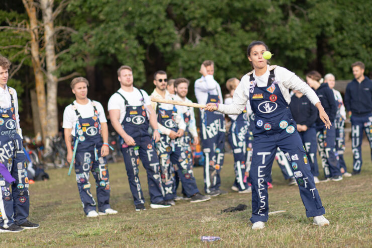 Fysioterapeutnollor och faddrar spelar brännboll i Vallamassivet.