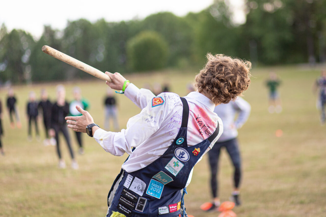 Student spelar brännboll.