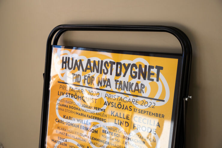 Närbild på gatupratare med Humanistdygnet-affisch.