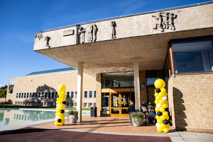 Photo of the entrance of Östergötlands museum. There are ballons outside of the entrance and it is sunny.