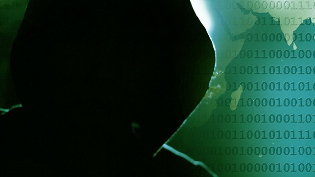 Person  i svart hoodie med med binary kod i bakgrund