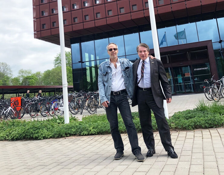 A picture of Jan Nordström and Jospeh Iannelli in front of the building Studenthuset at campus Valla.