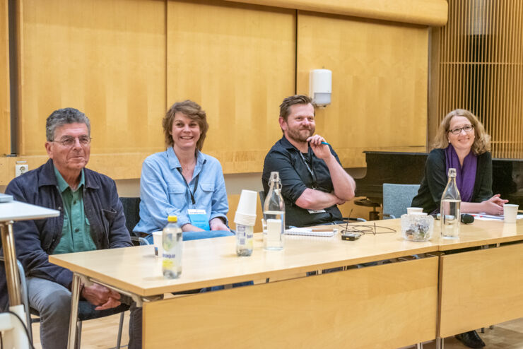 Harald Wiltsche, Ericka Johnson, Richard Levi och Kristin Zeiler vid ett skrivbord.